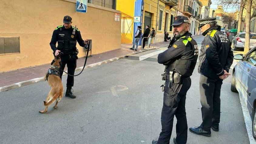Efectius policials ahir a la porta del col·legi La Salle