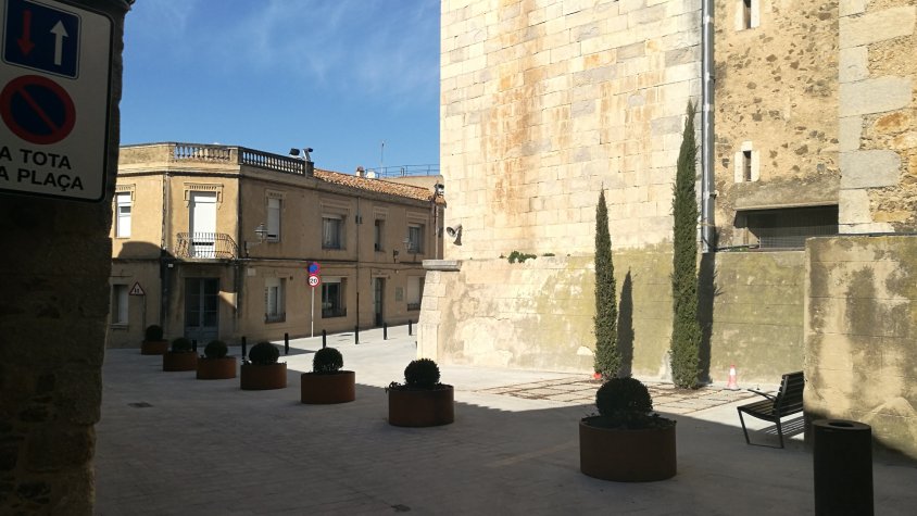 Les obres han servit per reordenar l'espai on abans hi havia aparcaments, al costat de l'església