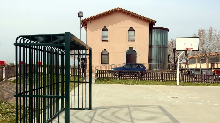 L'escola s'ubicaria al local social de Campllong