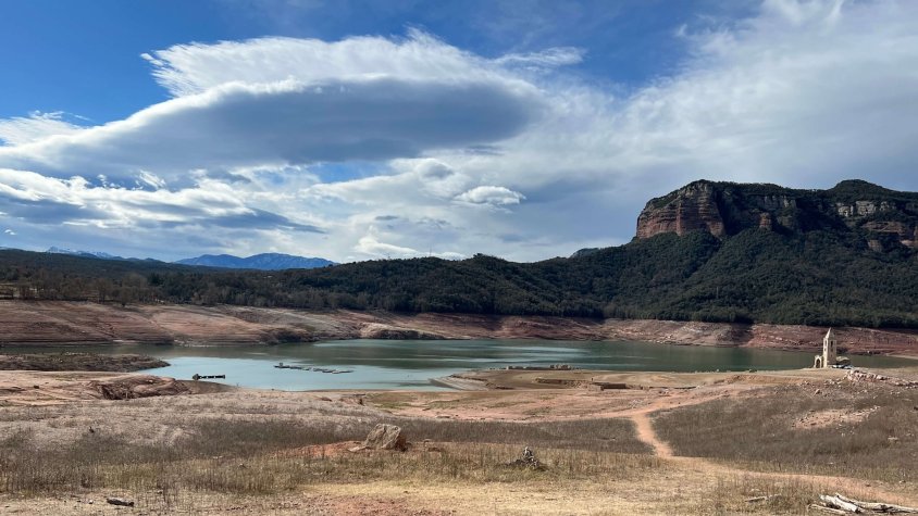 El pantà de Sau en uns nivellls molt baixos (Foto: Lourdes Casademont - ACN)