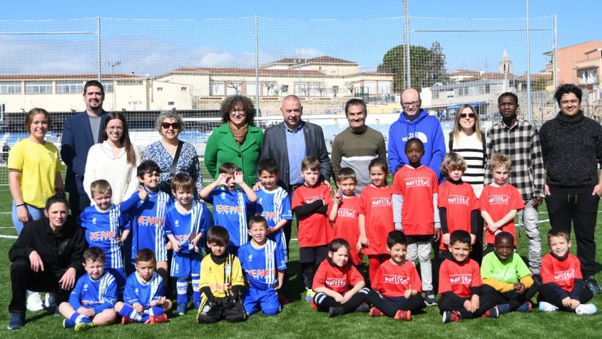 Uns quants jugadors amb les autoritats, poc abans de la inauguració del camp