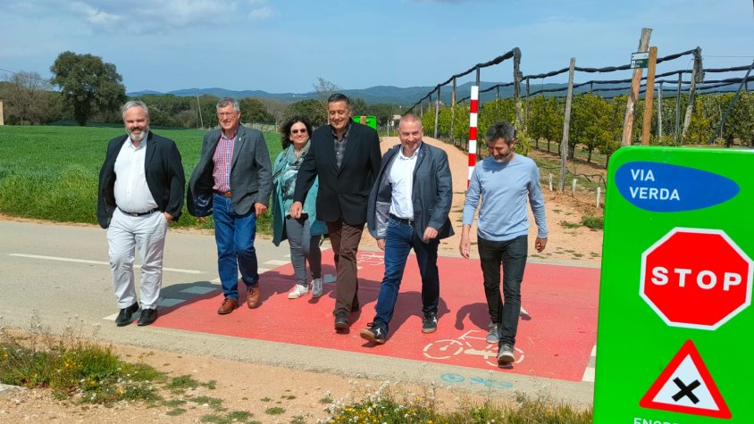 Els alcaldes que han participat en l'estrena de la via
