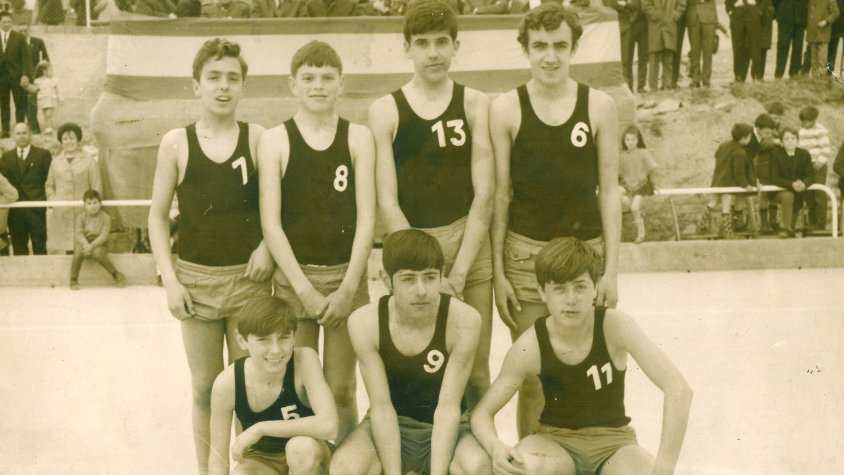 El primer equip de bàsquet de Cassà, de fa 55 anys (març de 1968)
