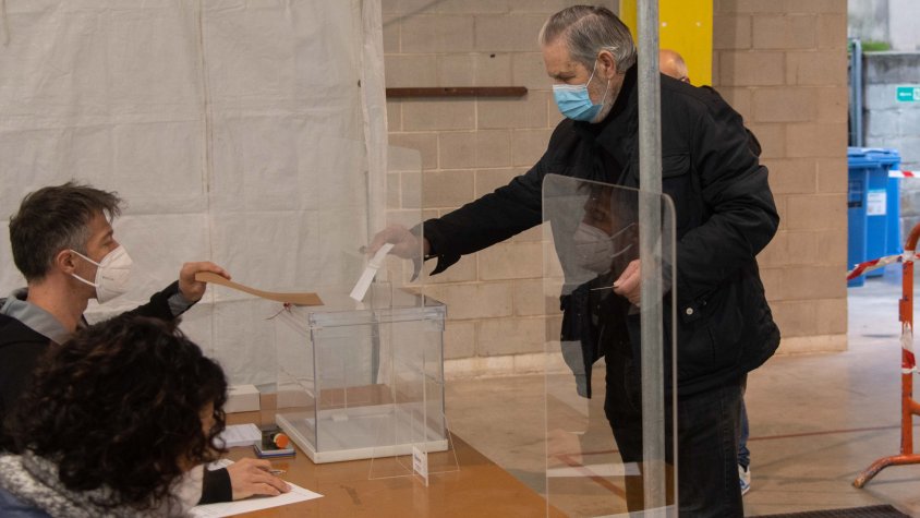 Un dels votants del febrer de 2021, a la nau polivalent