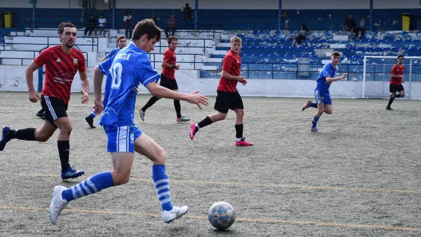 Tres moments del partit del Cassà B