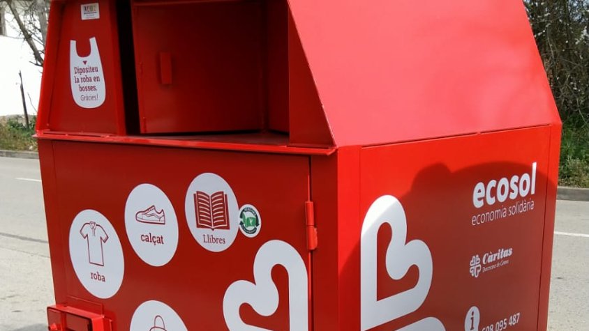 S’instal·len 6 contenidors de recollida de roba per Càritas a Cassà de la Selva