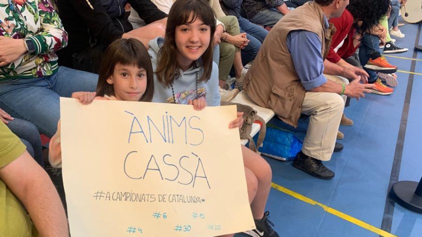 Segiors cassanencs diumenge a la pista del Sant Josep animant al nostre equip
