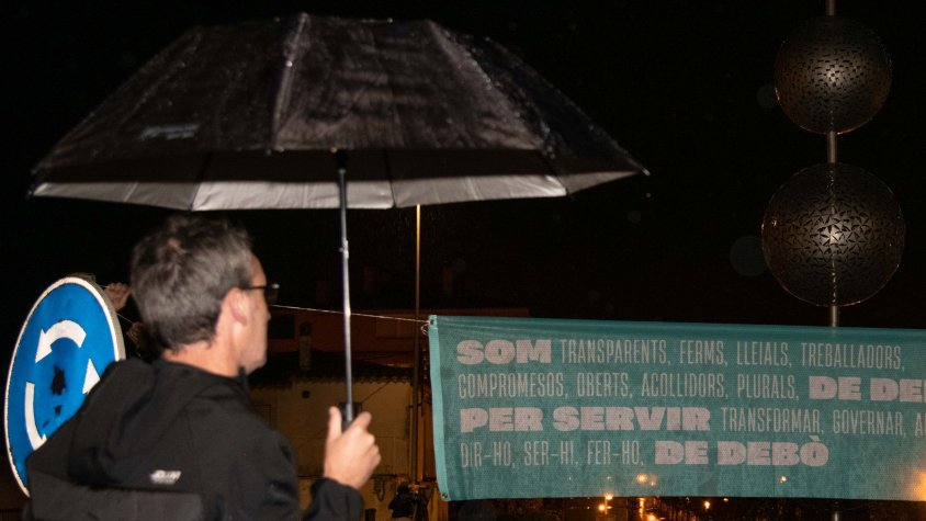 Penjada de consignes i cartells electorals, sota la pluja. Fotos: Eduard Duran