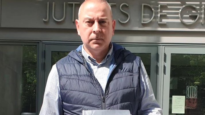 Robert Mundet en la imatge penjada a Instagram, davant del jutjat on va denunciar els fets