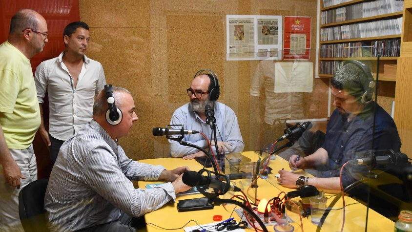 Els quatre caps de llista, ahir al vespre, a la seu de l'emissora municipal, amb el locutor Mateu Ciurana
