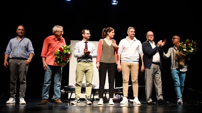 Actors, director i autor, saluden en finalitzar la representació