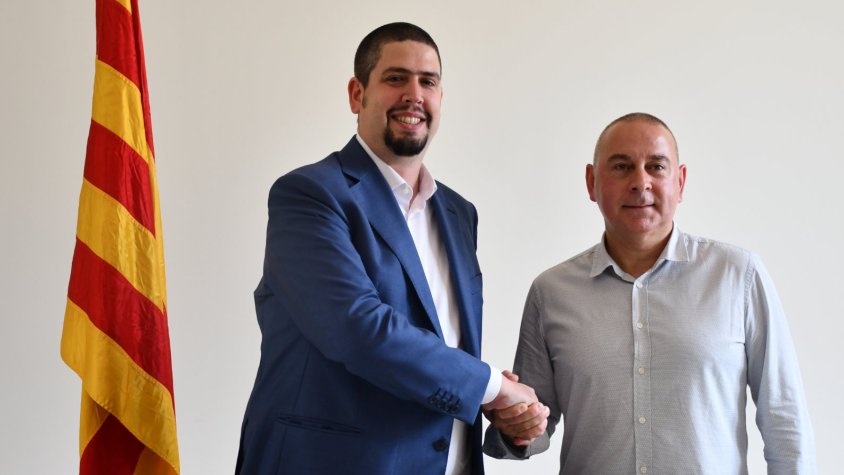 Pau Presas (Fem Cassà) i Robert Mundet (Junts per Cassà), segellant l'acord