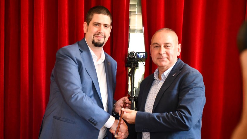 Robert Mundet lliura la vara d'alcalde al seu successor, Pau Presas