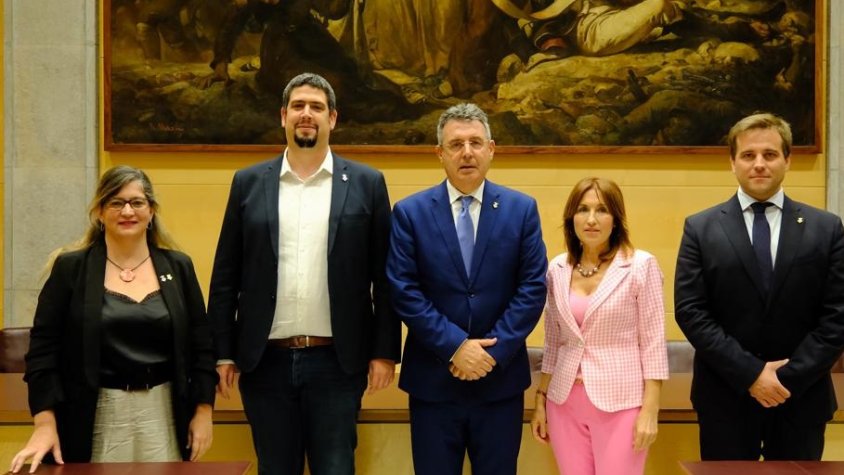 El president i els vicpresidents de la Diputació