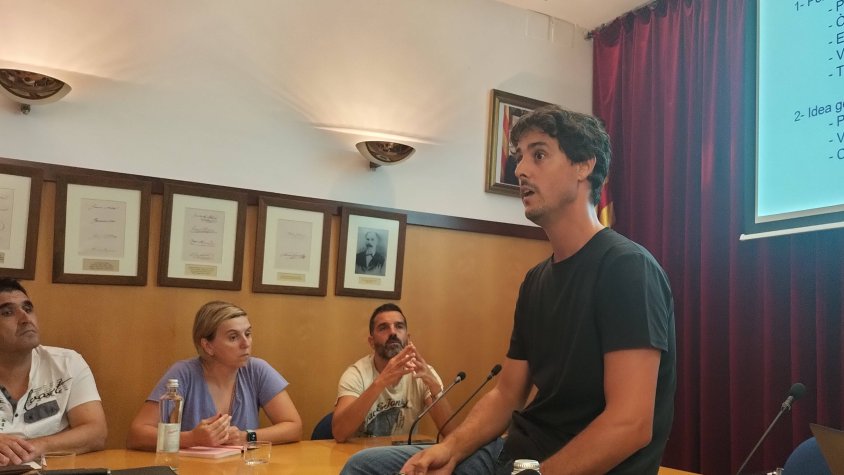 Un moment de la reunió, amb el regidor d'esports, Albert Arderiu