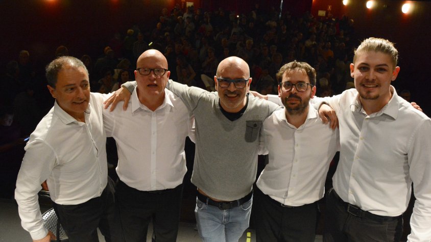 Els actors, amb el director, en acabar la representació