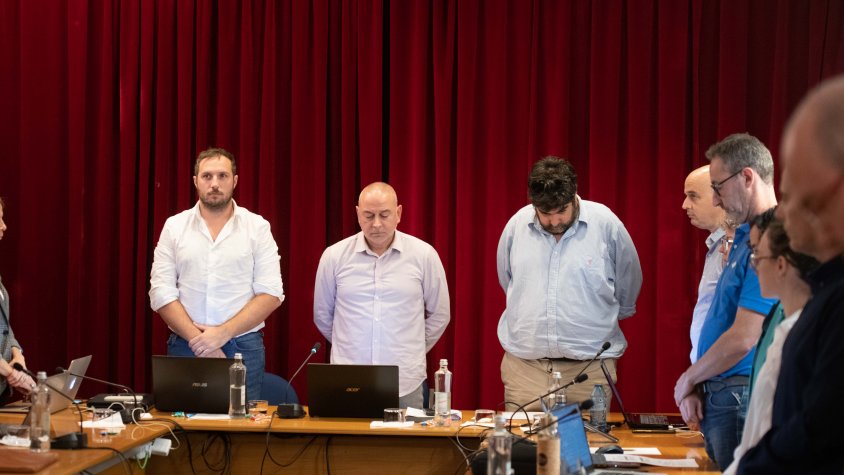 El ple, presidit per Robert Mundet, es va encetar amb un minut de silenci per les víctimes del conflicte a Isarel