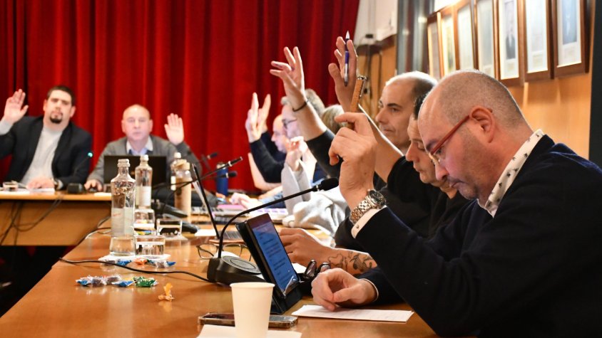 El regidor del PSC, Marià Montsuñer, a la dreta, ha votat a favor de les propostes presentades per l'equip de govern en el ple d'aquest vespre