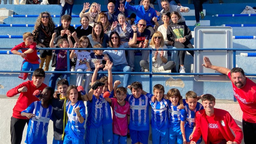 L'equip Benjamí B, amb els familiars