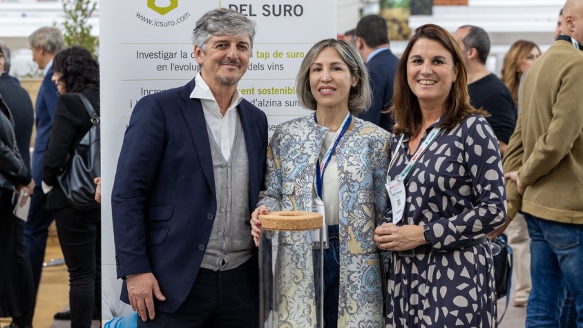 Reciclatge de taps de suro. D'esquerra a dreta: Joan J. Puig, president de la Fundació Institut Català del Suro, Céline Pérez, directora de la Barcelona Wine Week i Marta Macías, project manager de la Barcelona Wine Week.