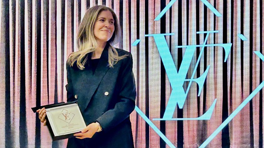 Montse Pibernat, amb el guardó