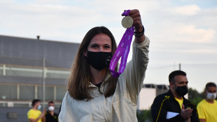 Laia Codina quan va celebrar la Copa d'Europa amb jugadors i jugadores de la UD Cassà