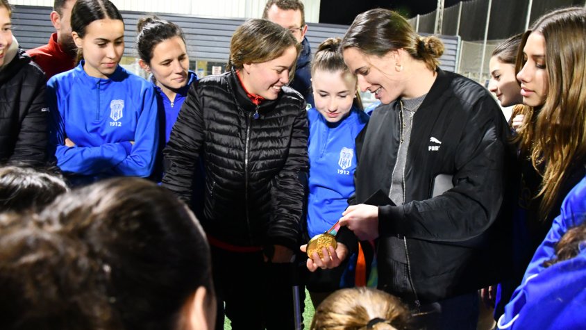 Laia Codina mostra la medalla de campiona del món aconseguida l'any passat