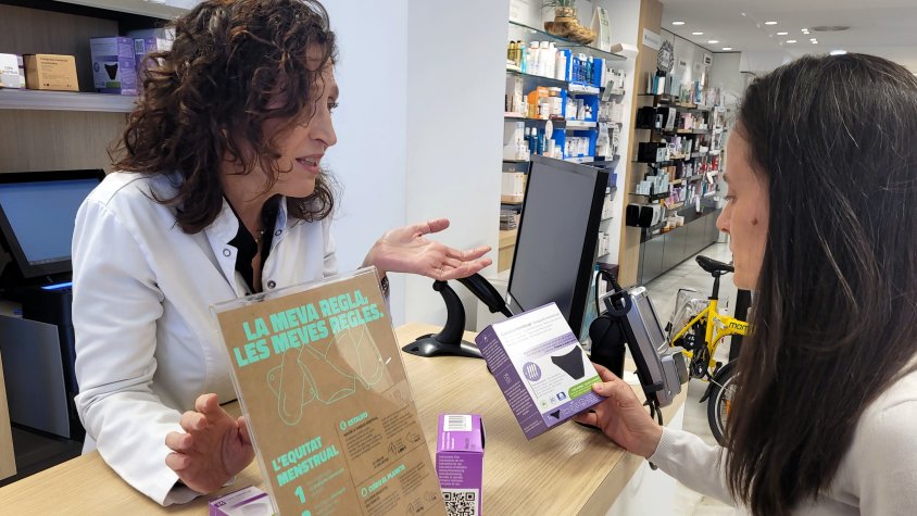 Explicacions  a una usuària, la farmàcia Baleri de Cassà