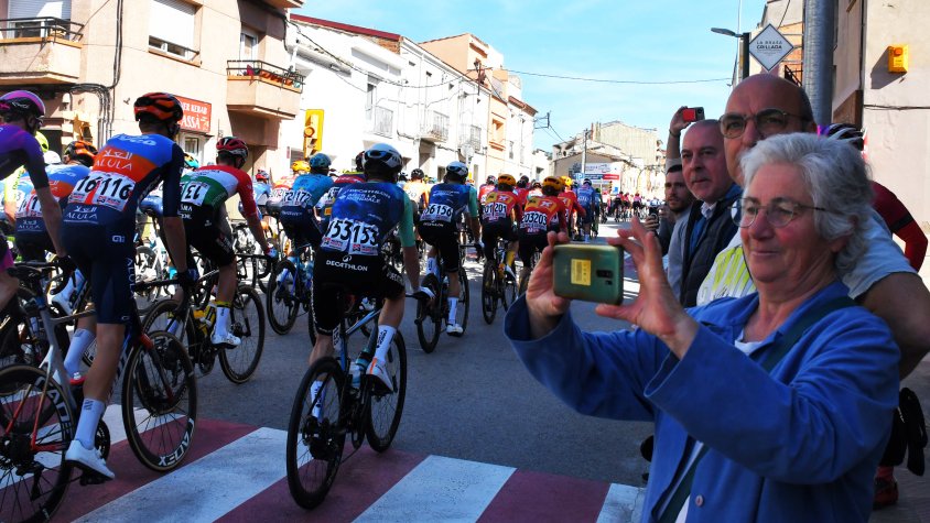 Un moment del pas de la cursa per la carretera de Cassà