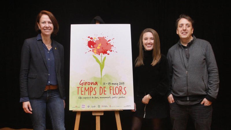 La guanyadora, amb el cartell, l'alcaldessa de Girona i el director de l'INST Sobrequés