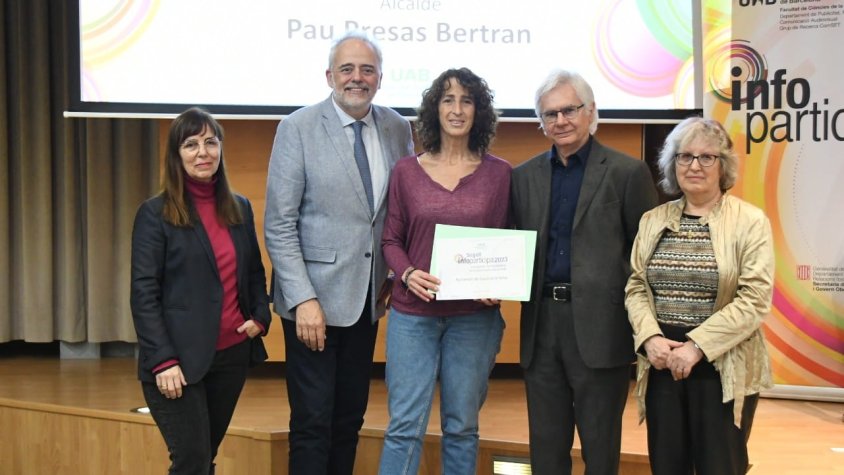 La regidora Sílvia Simon, amb el diploma acreditatiu del segell Infoparticipa