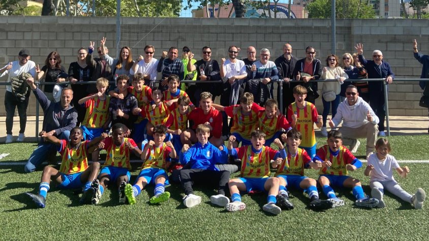 L?equip Infantil A, amb familiars i amics