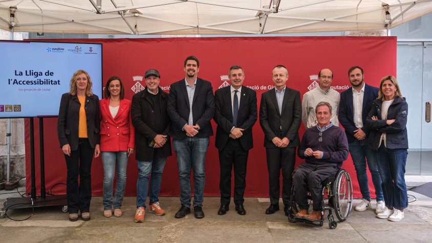 Imatges de la signatura del conveni  i de la presentació de la Lliga de l’Accessibilitat al claustre de la Diputació de Girona (Fotos: Miquel Millan). 
