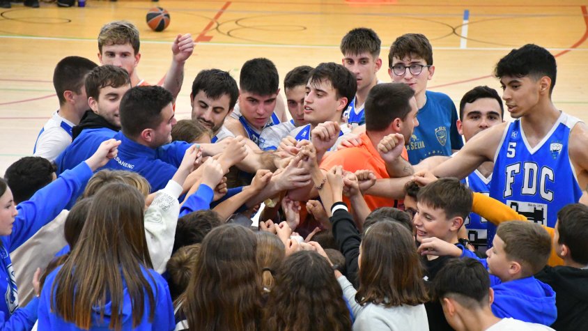 Els jugadors sèniors del Foment celebren amb els afeccionats el triomf final