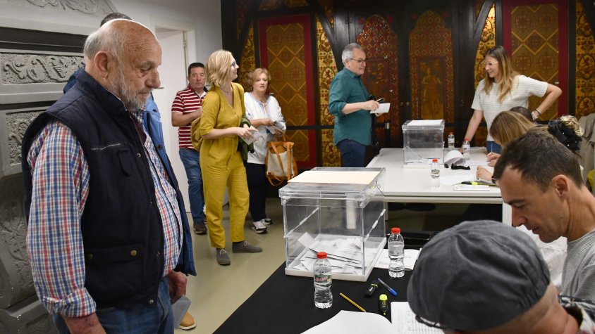 Un moment de les votacions d'aquest matí, a Can Trinxeria