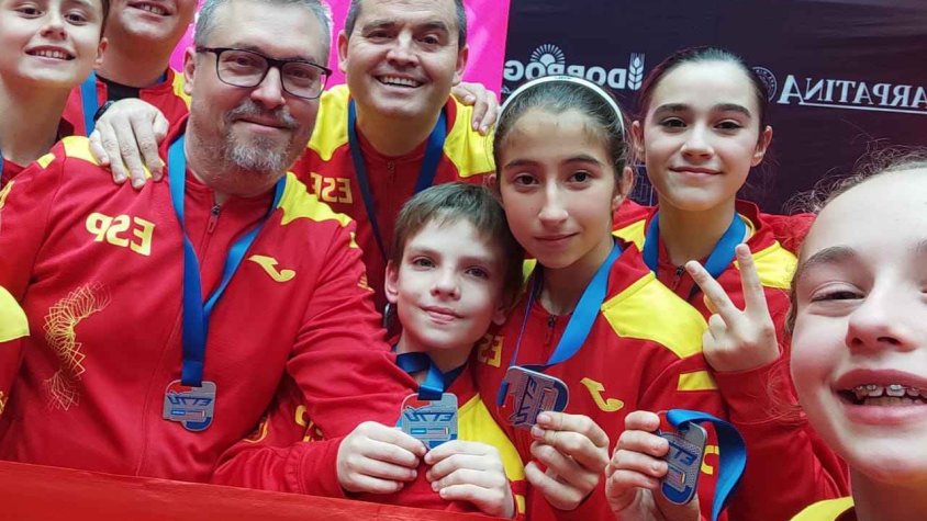 Ladimir Mayorov, al centre de la imatge, amb l'equip espanyol que ha aconseguit el segon lloc als europeus