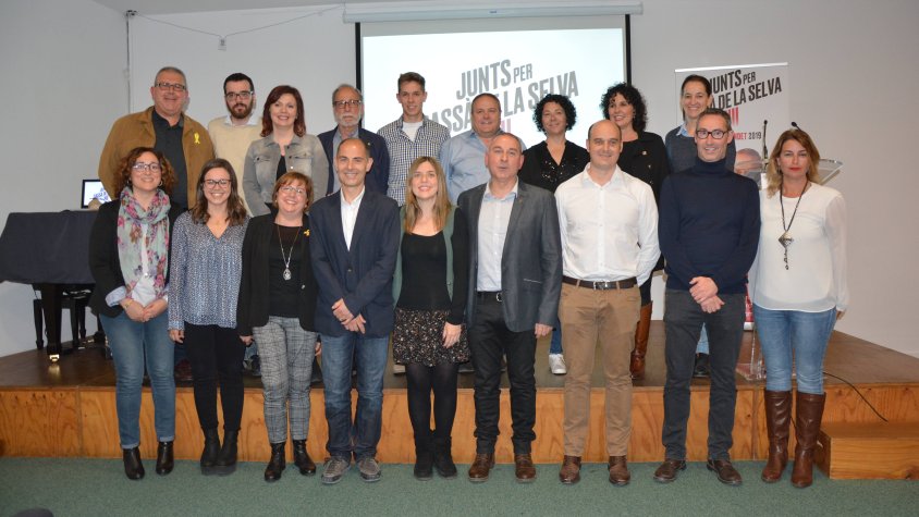 Els components de la candidatura de Junts per Cassà després de la presentació d'aquest vespre