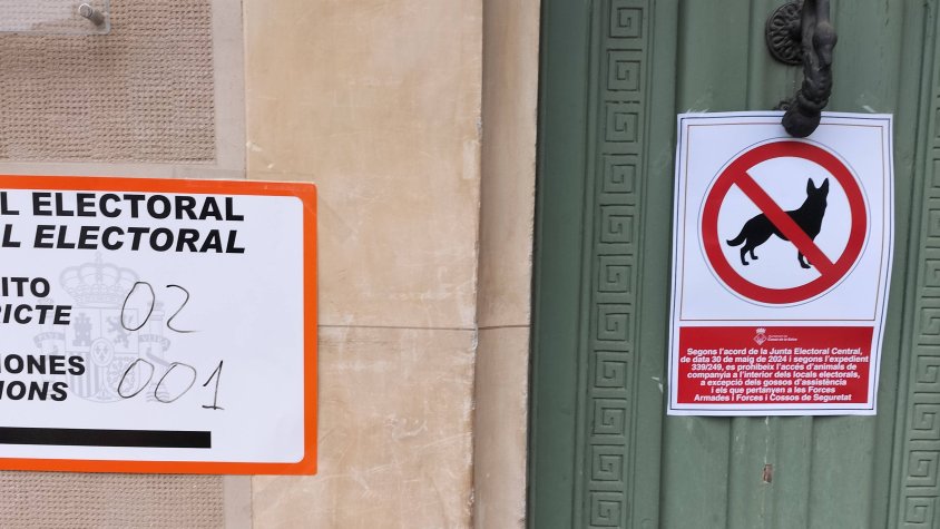 Un rètol a l'entrada dels col·legis recorda que els gossos no poden entrar a les seus de votació