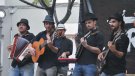 El retorn de La Troup en l'inici de la setena Fira del Tap i el Suro