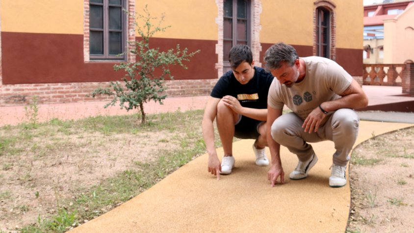 El director de l'Institut Català del Suro, comprovant la qualitat del material reciclat
