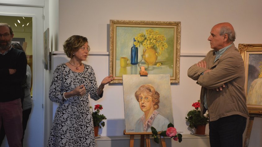 Isabel Mestres, filla de Kimeta Castañé, i l'alcalde de Cassà, durant l'acte inaugural