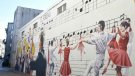 Un mural del carrer Molí homenatja la tradició de cobla i sardana a Cassà