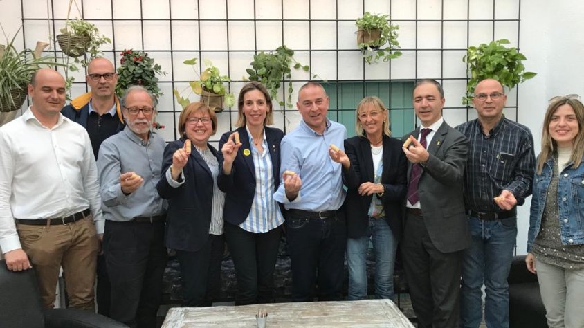 La consellera amb empresaris locals i membres de Junts per Cassà