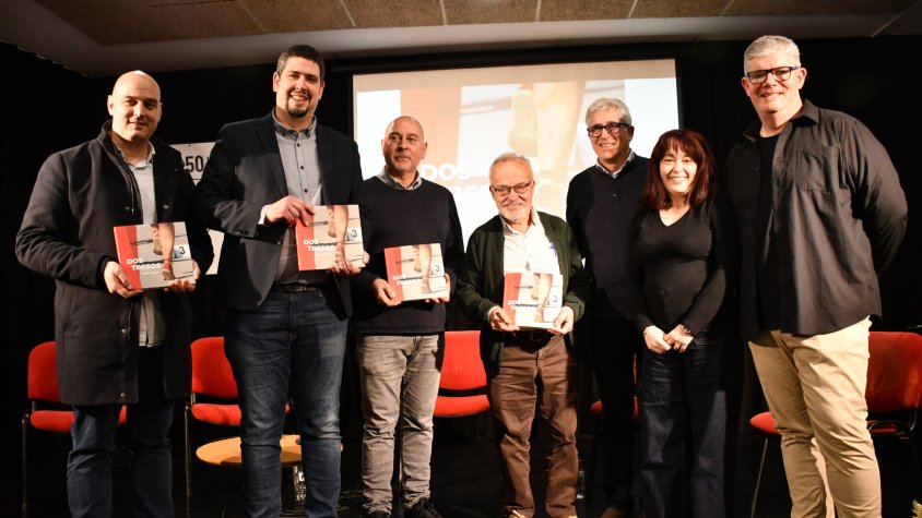 Foto de grup amb autoritats i membres d'Amics de la Sardana, després de la presentació del llibre de Quim Massa
