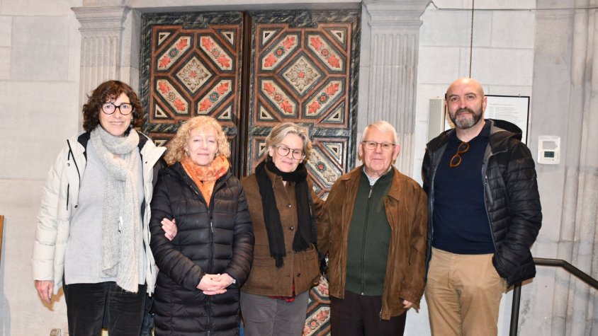 Els artífexs de la reconstrucció davant una de les dues portes restaurades