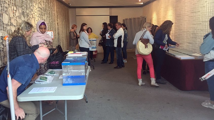 Preparatius per constituir les meses electorals a la Sala de la Coma