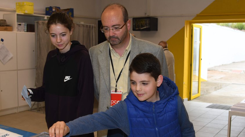 El nou regidor del PSC, Marià Montsunyer, anant a votar diumenge al matí