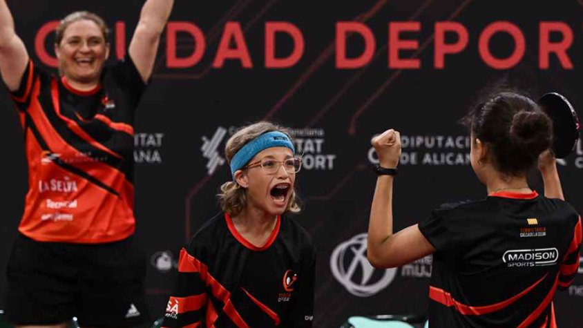 Celebració de l'equip femení del TT Cassà