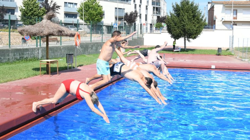 Representants del consistori s'han capbussat a la piscina en un acte simbòlic contra l'esclerosi múltiple