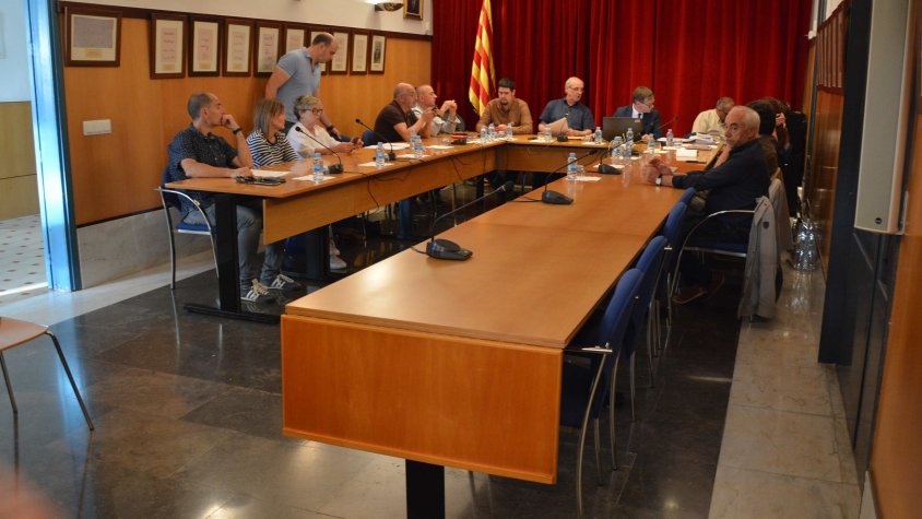 La taula de la sala de plens s'ha ampliat per encabir els quatre nou regidors que a partir de dissabte integraran el consistori cassanenc